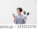 女性がスマホでレシピを確認しているイメージ 143552276