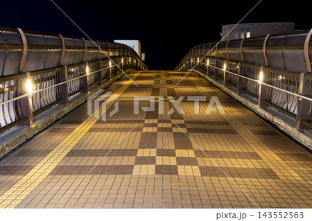 誰もいない夜の歩道橋 誰もいない夜の歩道橋 143552563