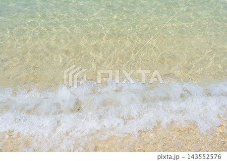 夏の沖縄　万座ビーチの美しい海 143552576