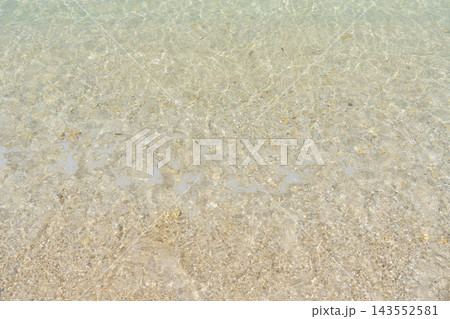 夏の沖縄 万座ビーチの美しい海 夏の沖縄 万座ビーチの美しい海 143552581