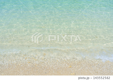 夏の沖縄 万座ビーチの美しい海 夏の沖縄 万座ビーチの美しい海 143552582