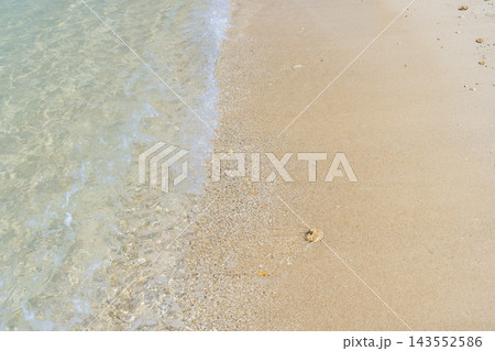 夏の沖縄 万座ビーチの美しい海 夏の沖縄 万座ビーチの美しい海 143552586