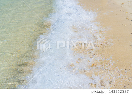 夏の沖縄 万座ビーチの美しい海 夏の沖縄 万座ビーチの美しい海 143552587