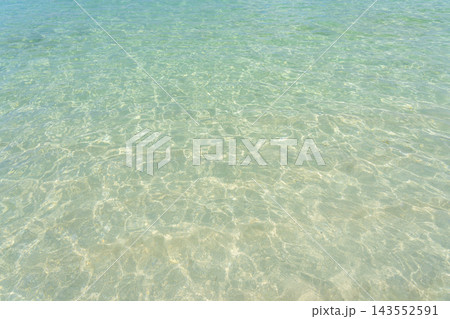 夏の沖縄　万座ビーチの美しい海 143552591