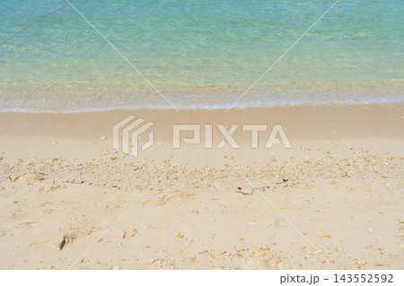 夏の沖縄 万座ビーチの美しい海 夏の沖縄 万座ビーチの美しい海 143552592