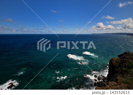 北海道・積丹半島・神威岬の先端の風景、断崖絶壁の上にある展望台から見下ろす海・北海道積丹町(1) 143552613