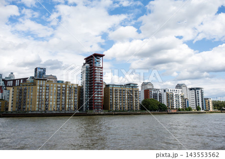 ロンドンの中心を流れるテームズ川と川の脇に立ち並ぶ近代的なビル群 ロンドンの中心を流れるテームズ川と川の脇に立ち並ぶ近代的なビル群 143553562