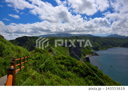北海道・積丹半島・神威岬の尾根筋と起伏を進むチャレンカの小道のイメージ・北海道積丹町(6) 北海道・積丹半島・神威岬の尾根筋と起伏を進むチャレンカの小道のイメージ・北海道積丹町(6) 143553619