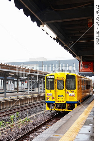 島原鉄道・諫早駅に停車する列車 島原鉄道・諫早駅に停車する列車 143554022