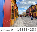 世界遺産メキシコ・オアハカ歴史地区の鮮やかでカラフルなコロニアル建築の街並みと石畳の歩行者天国 143554233