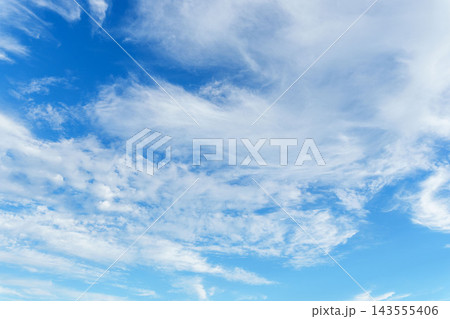 夏の夕方の青空と広がる雲の風景13 夏の夕方の青空と広がる雲の風景13 143555406