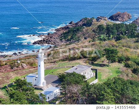 「青森県」青い海と白い灯台が織りなす爽やかな海岸風景 八戸市 「青森県」青い海と白い灯台が織りなす爽やかな海岸風景 八戸市 143555466