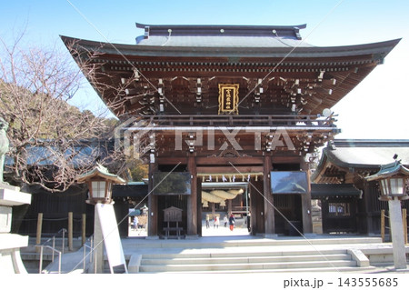 福津市の宮地嶽神社の楼門 143555685