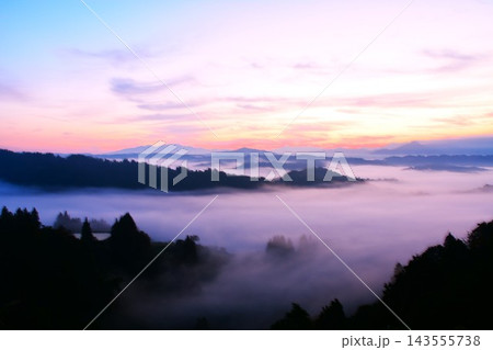 雲海朝焼けに覆われた越後川口木沢里山の朝 雲海朝焼けに覆われた越後川口木沢里山の朝 143555738
