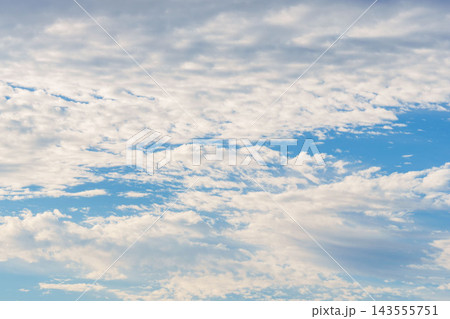 夏の夕方の青空と広がる雲の風景クローズアップ33 夏の夕方の青空と広がる雲の風景クローズアップ33 143555751