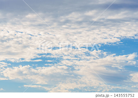 夏の夕方の青空と広がる雲の風景クローズアップ34 143555752