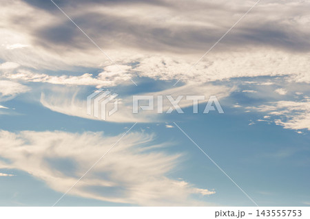 夏の夕方の青空と広がる雲の風景クローズアップ35 夏の夕方の青空と広がる雲の風景クローズアップ35 143555753