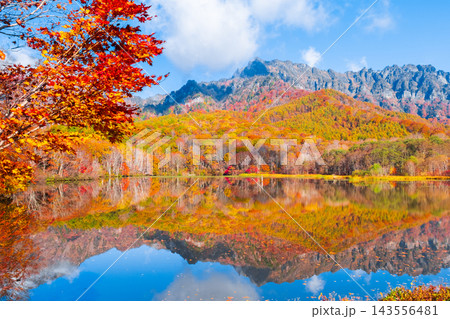 鏡池と戸隠山(秋) 鏡池と戸隠山(秋) 143556481