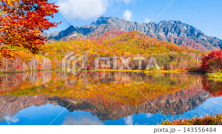 鏡池と戸隠山(秋) 鏡池と戸隠山(秋) 143556484