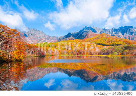 鏡池と戸隠山（秋） 143556490