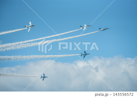 ブルーインパルス　松島基地航空祭の予行訓練 143556572