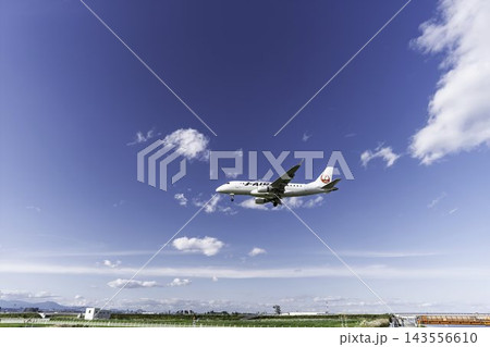 秋の夕暮れ 仙台空港に着陸する飛行機 27から 宮城県名取市 秋の夕暮れ 仙台空港に着陸する飛行機 27から 宮城県名取市 143556610