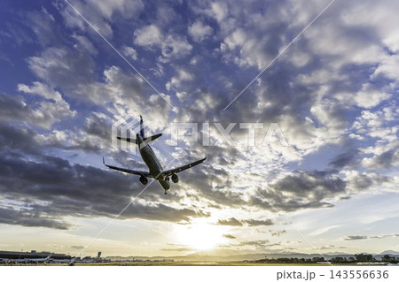 秋の夕暮れ 仙台空港に着陸する飛行機 27から 宮城県名取市 秋の夕暮れ 仙台空港に着陸する飛行機 27から 宮城県名取市 143556636