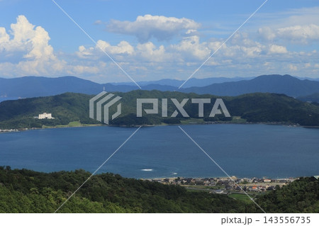 阿蘇海と丹後の山並みを一望する夏の青空と白雲 京都天橋立の雄大な自然を伝える観光広告素材 横構図 阿蘇海と丹後の山並みを一望する夏の青空と白雲 京都天橋立の雄大な自然を伝える観光広告素材 横構図 143556735