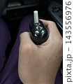 車内で電子タバコを持つ男性の手元 143556976