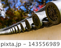 紅葉を背景にした日本の伝統的な瓦屋根と白壁 143556989