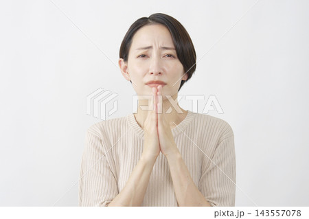 手を合わせて懇願する女性　白背景 143557078