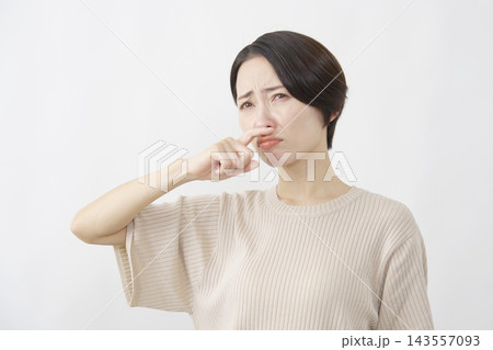 白背景で鼻づまりに苦しむ40代女性 143557093