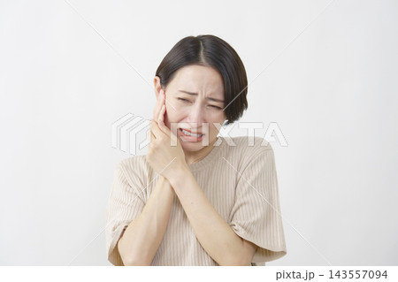 白背景で歯痛に苦しむ40代女性 143557094