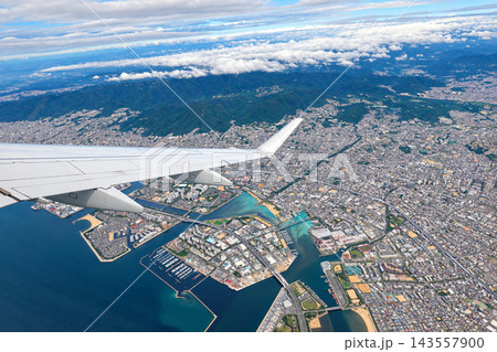 大阪伊丹空港離陸後、JR西宮駅、芦屋浜上空（2026年9月撮影） 143557900
