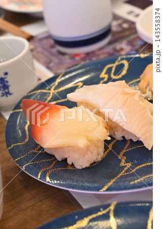 新鮮な貝のネタが美しい青い皿にのったホッキ貝などのにぎり寿司 143558374