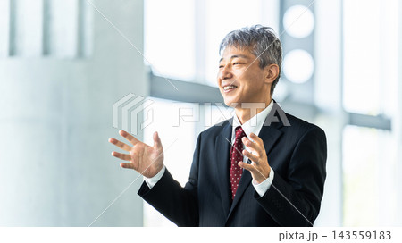 対話をするシニア男性ビジネスマン 143559183