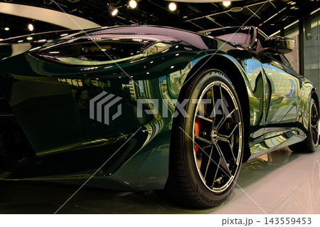 ショールームに展示された緑の新型スポーツカー 高級感のある自動車素材 ショールームに展示された緑の新型スポーツカー 高級感のある自動車素材 143559453