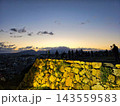 丘の上から眺める夕焼け 143559583