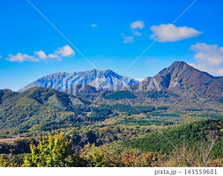 秋の紅葉に染まる大山 143559681