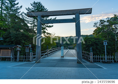 朝焼けに染まる伊勢神宮の神聖な風景 内宮 朝焼けに染まる伊勢神宮の神聖な風景 内宮 143559696