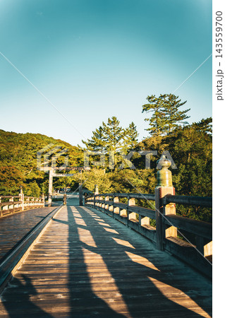 朝焼けに染まる伊勢神宮の神聖な風景 内宮 朝焼けに染まる伊勢神宮の神聖な風景 内宮 143559700