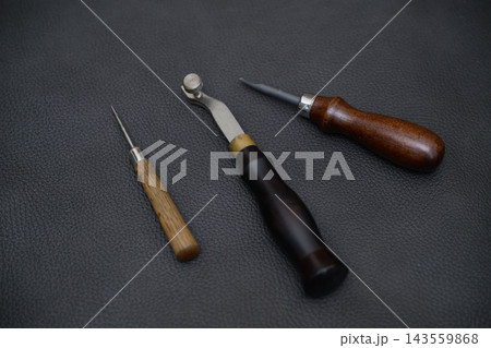 レザークラフト用工具と革素材 レザークラフト用工具と革素材 143559868
