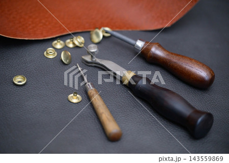レザークラフト工具とホック金具 レザークラフト工具とホック金具 143559869
