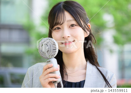 ハンディファンを使う日本人女性 ハンディファンを使う日本人女性 143559911