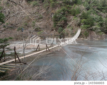 静岡県中部、川根本町の大井川の支流、寸又川にあり大井川最後の秘境といわれる自然の峡谷である寸又峡 静岡県中部、川根本町の大井川の支流、寸又川にあり大井川最後の秘境といわれる自然の峡谷である寸又峡 143560003