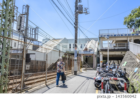 横浜市南区 京急弘明寺駅の駅入口と立体的な自転車駐車場 横浜市南区 京急弘明寺駅の駅入口と立体的な自転車駐車場 143560042