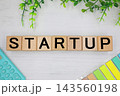 スタートアップと書かれた文字素材 143560198