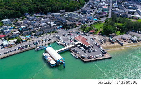 沖縄本島北部 本部の渡久地港 143560599