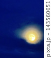 深い青の夜空に浮かぶ月と光に照らされた薄雲 143560651