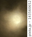 雲越しに淡く見える月と広がる月明かり 143560652
